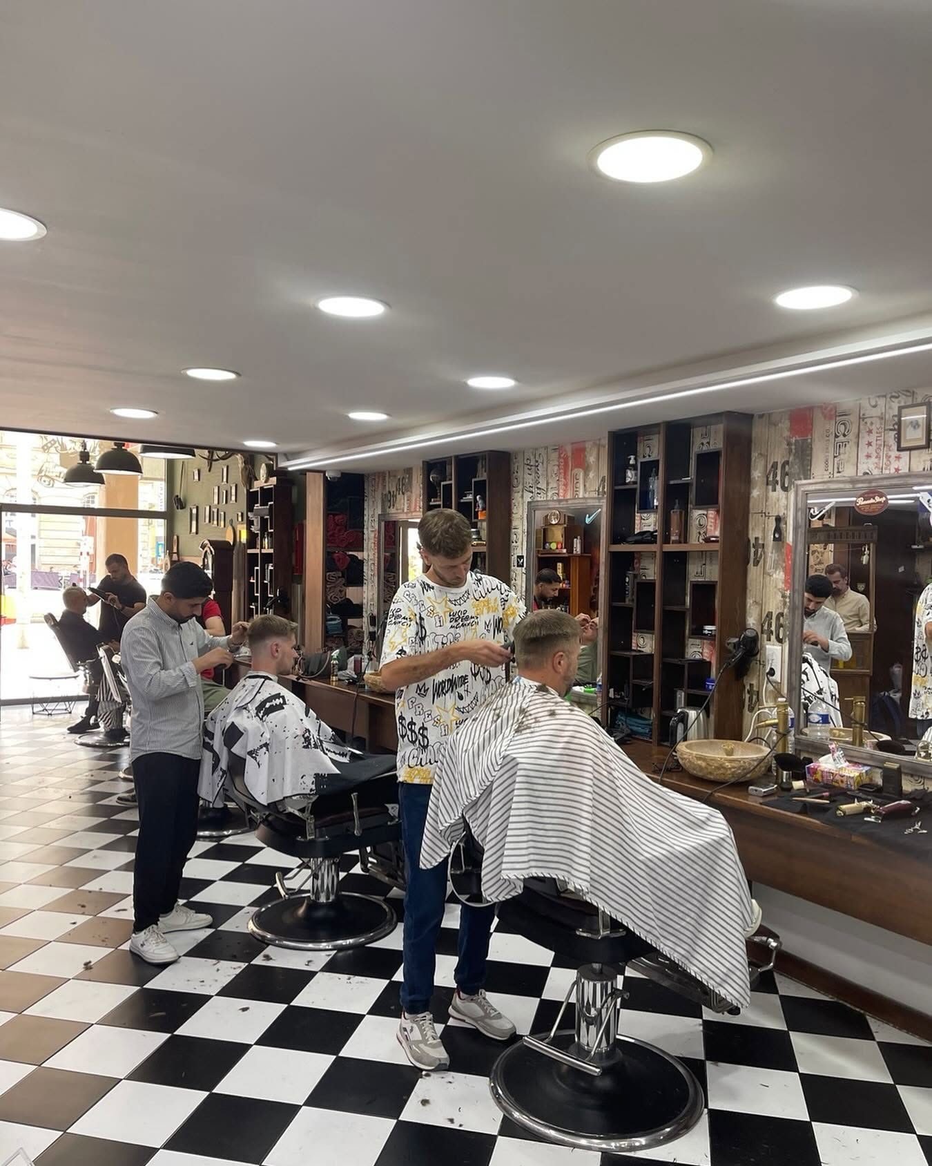Admiral Barbershop Karlsruhe – Innenraum mit Schachbrettboden