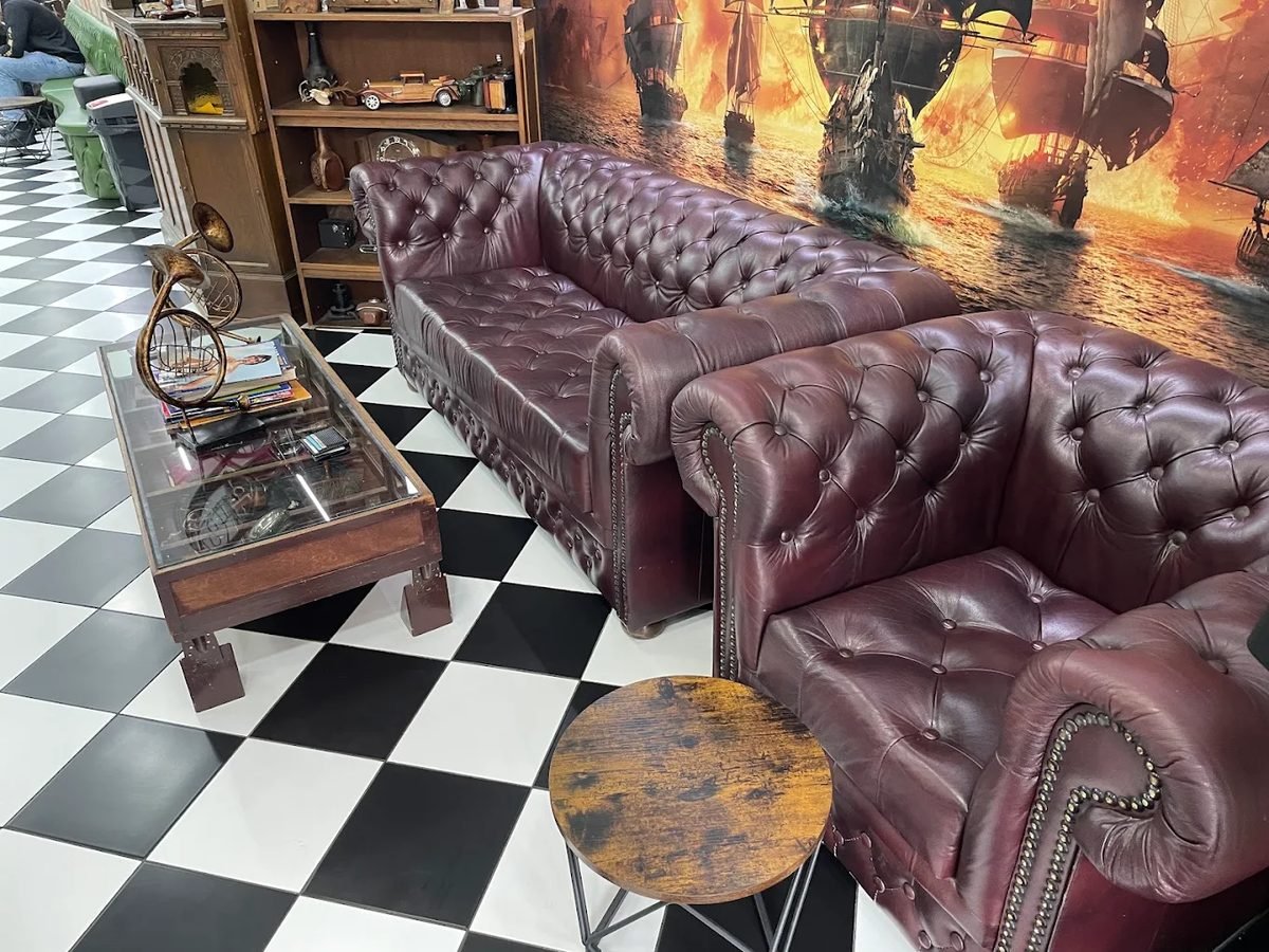 Chesterfield-Lounge im Admiral Barbershop