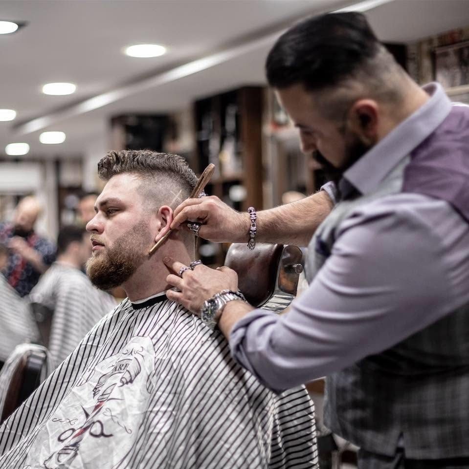 Rasur im Admiral Barbershop
